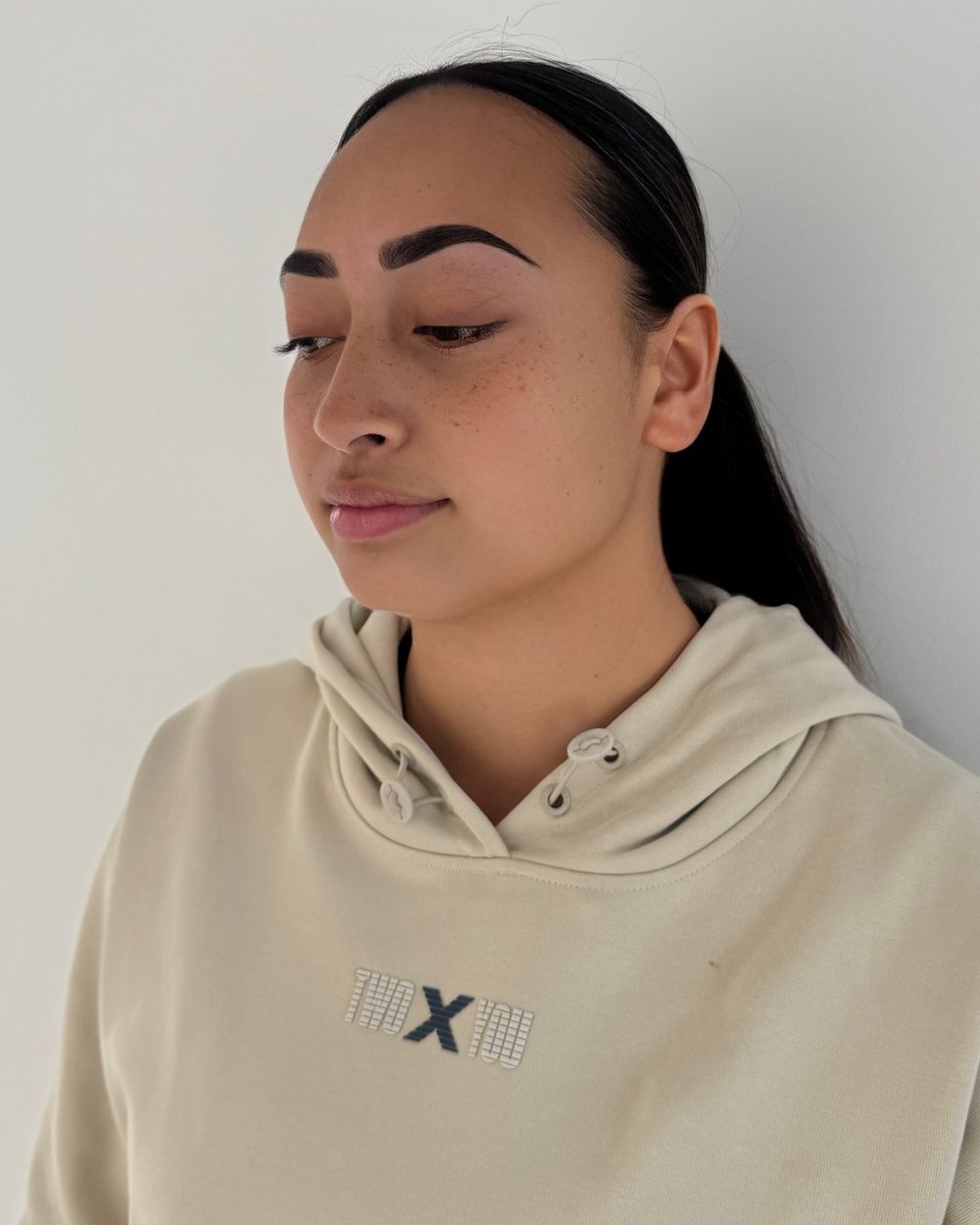 Brow sculpt and hybrid tint on a client
